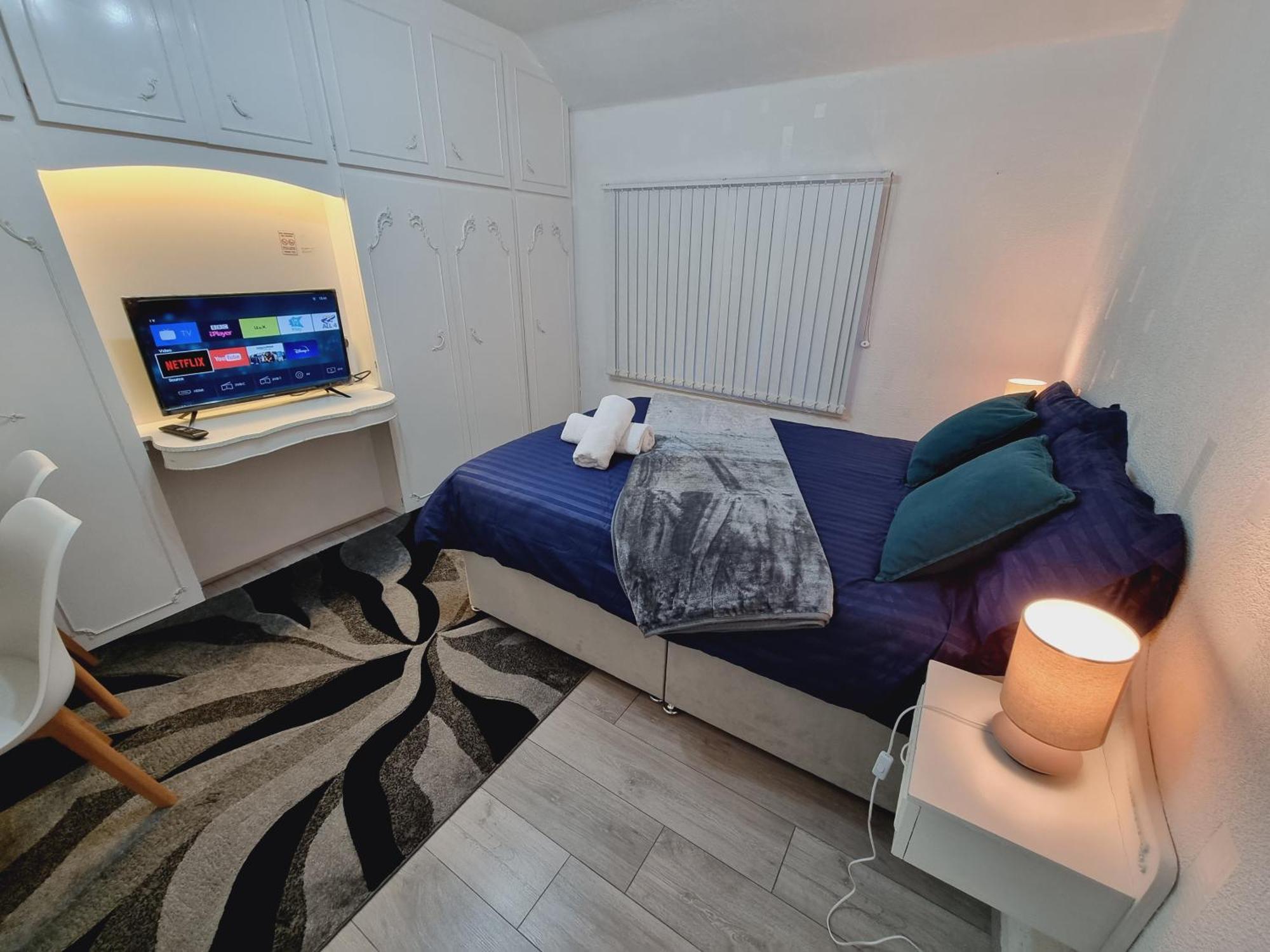 Relaxed Double Bed With Private Bathroom, Parking, Wifi And Garden. Leeds  Exterior photo